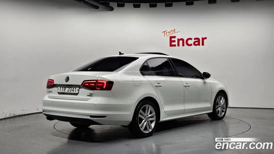 Volkswagen Jetta 2015 — photo 2