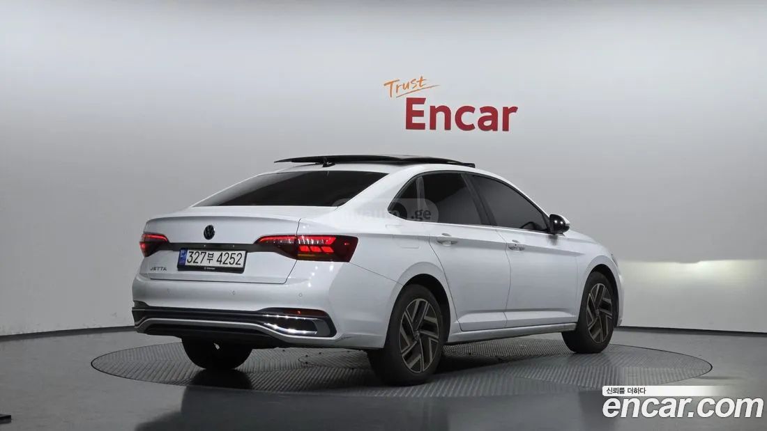 Volkswagen Jetta 2023 — photo 2