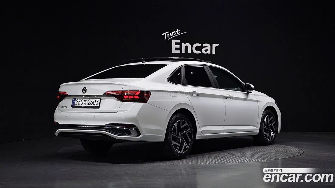 Volkswagen Jetta 2023 — photo 2