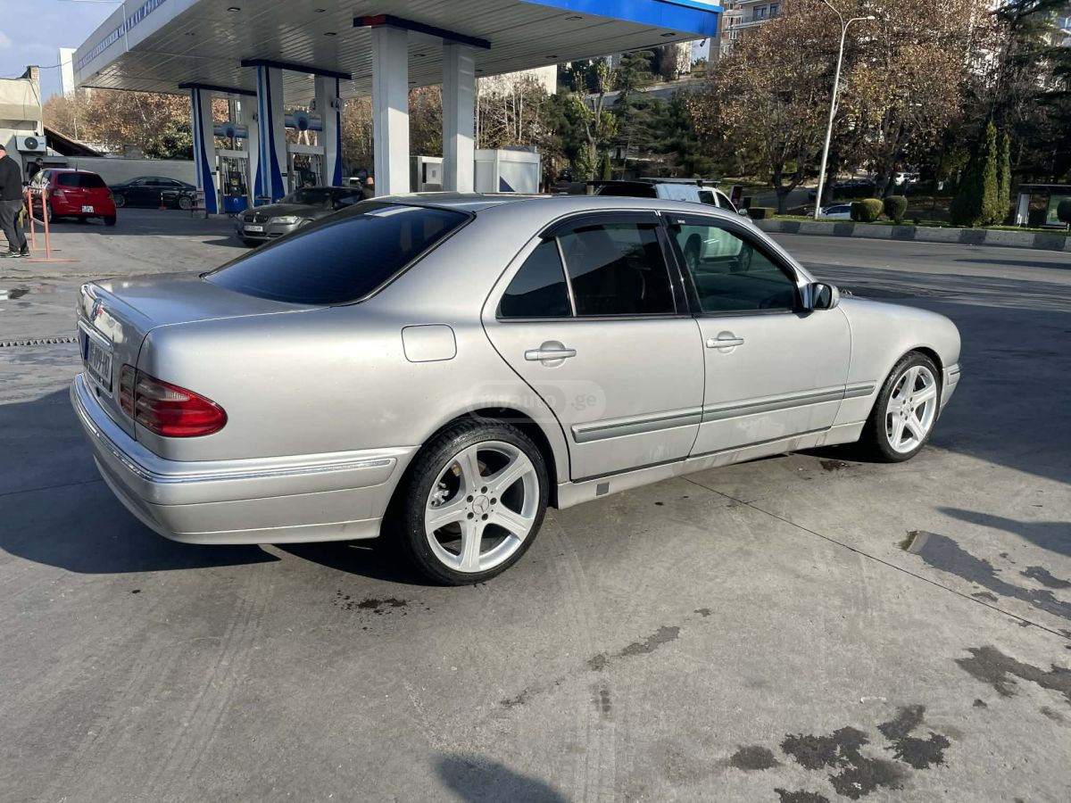 Mercedes-Benz E 210 2002 — photo 2