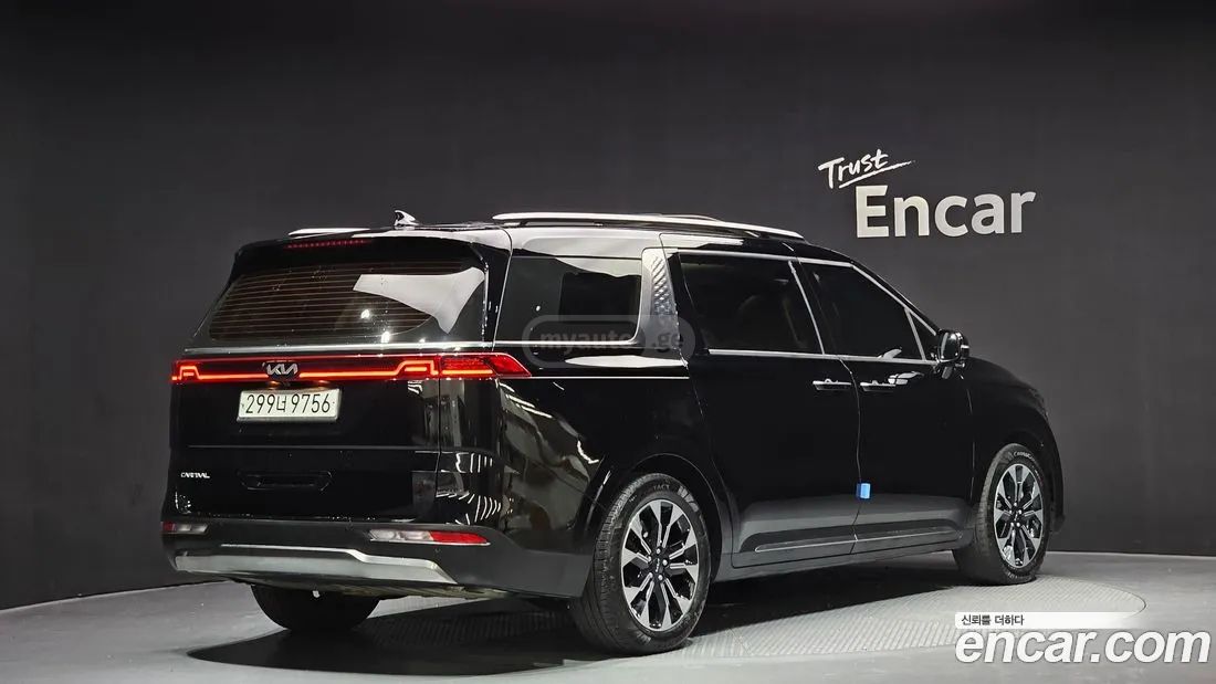 Kia Sedona 2023 — photo 2