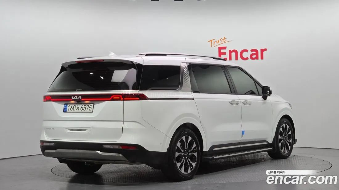 Kia Sedona 2023 — photo 2