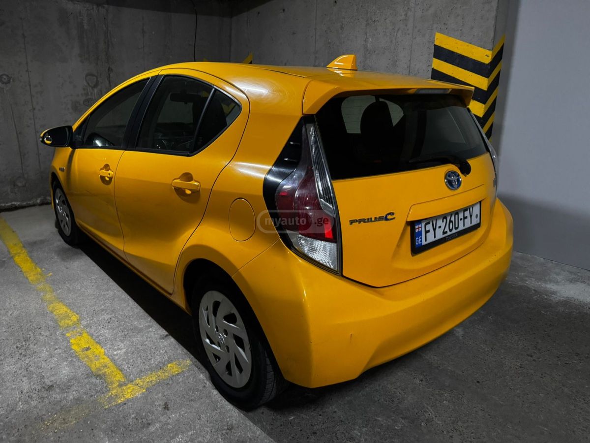 Toyota Prius C 2015 — photo 2