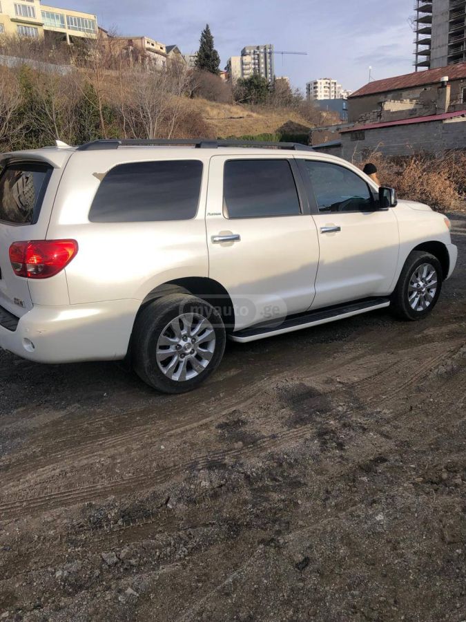 Toyota Sequoia 2013 — photo 2