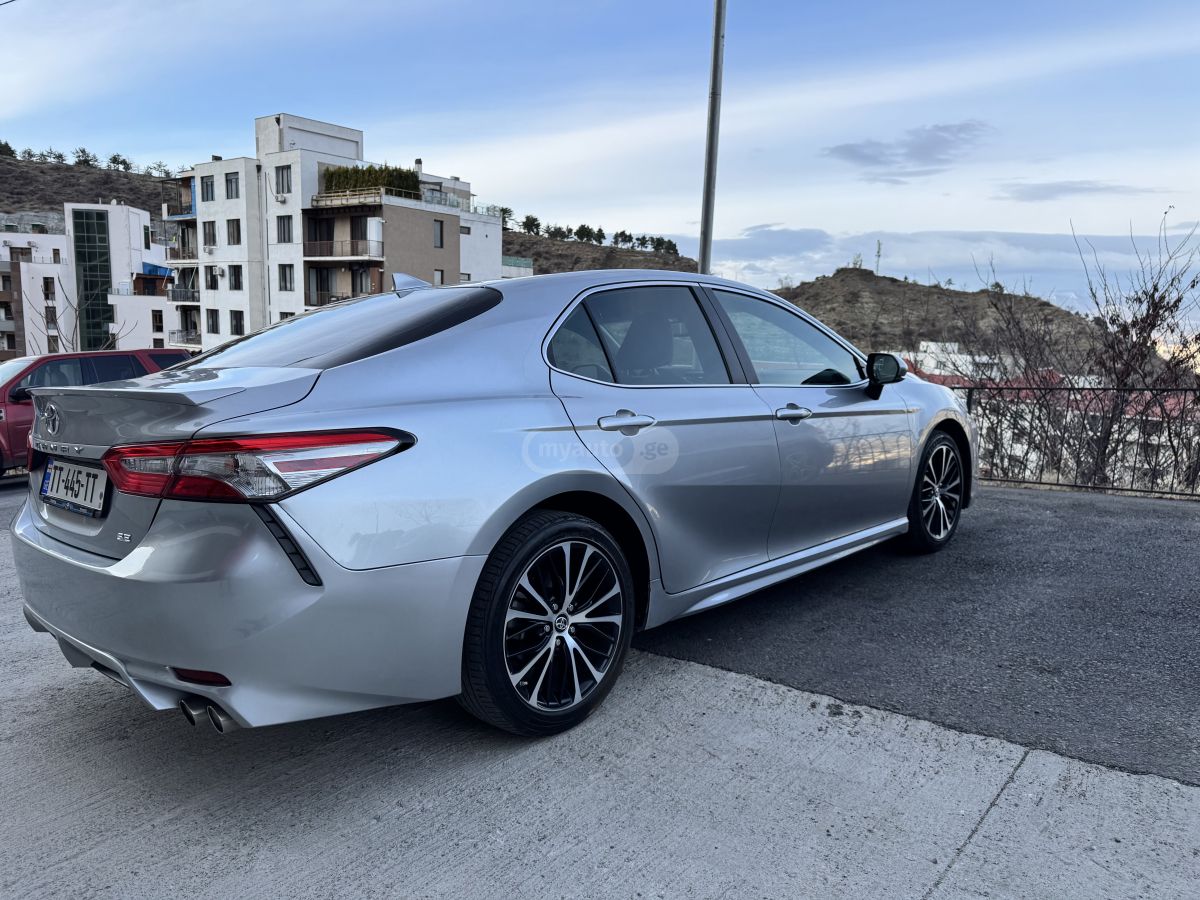 Toyota Camry 2018 — photo 2