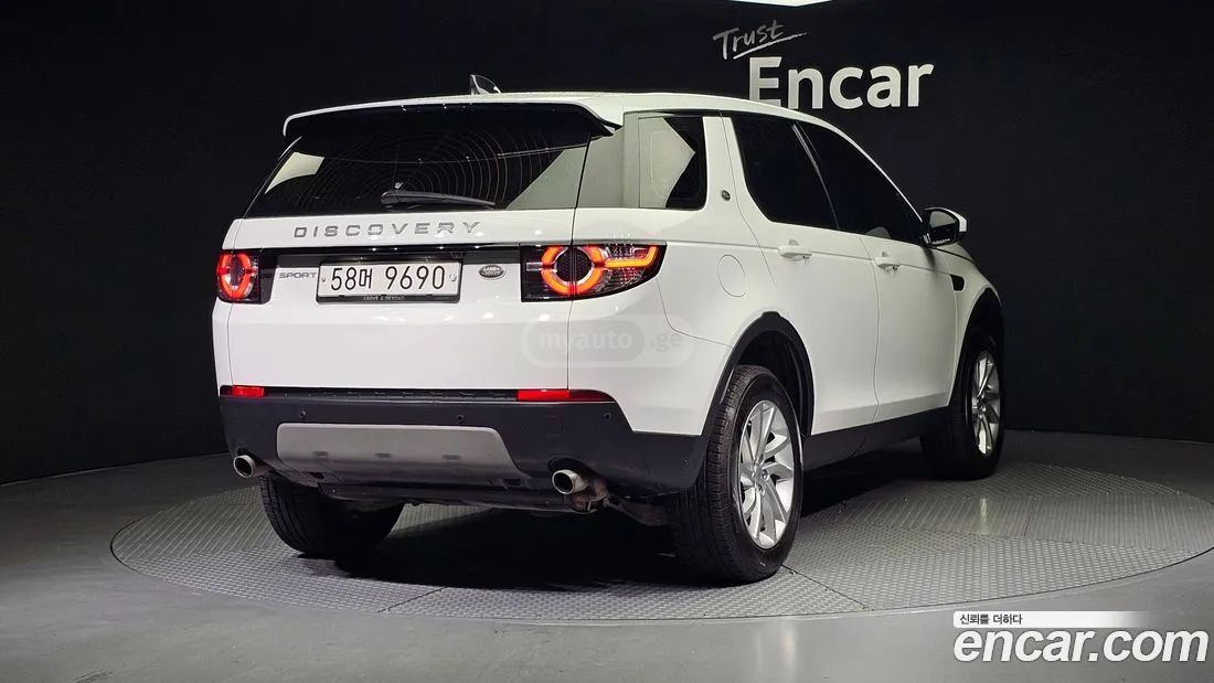 Land Rover Discovery Sport 2017 — photo 2