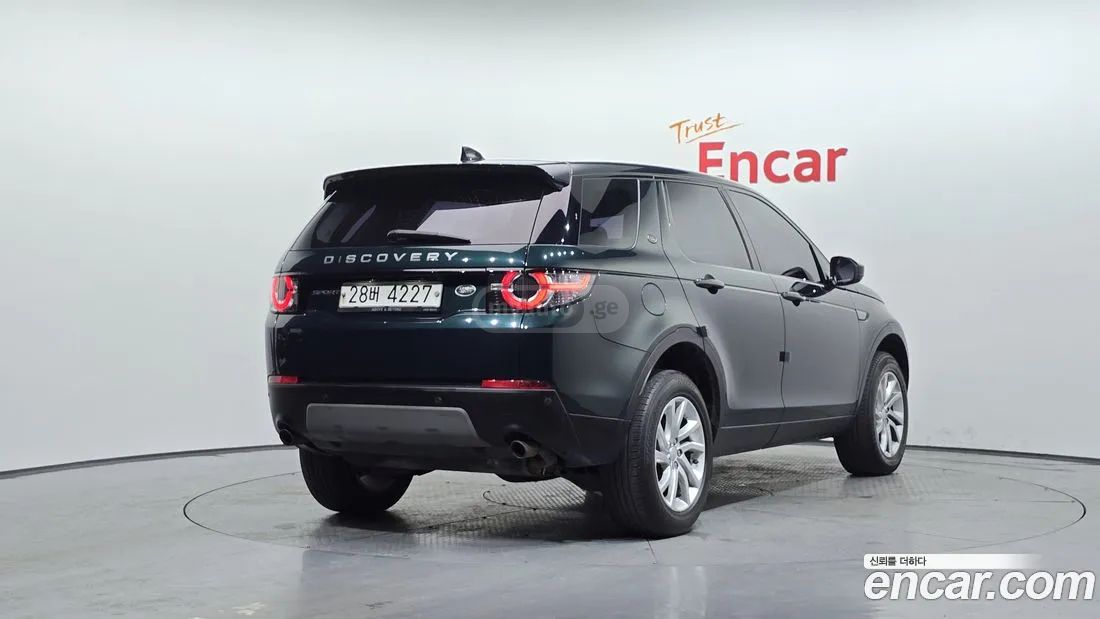 Land Rover Discovery Sport 2017 — photo 2