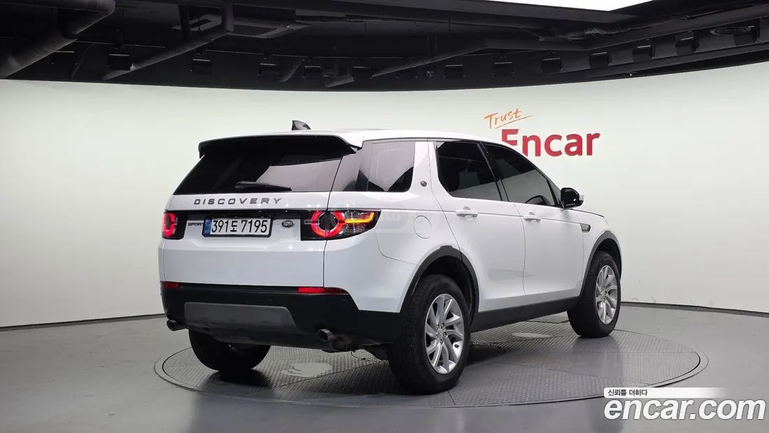 Land Rover Discovery Sport 2019 — photo 2