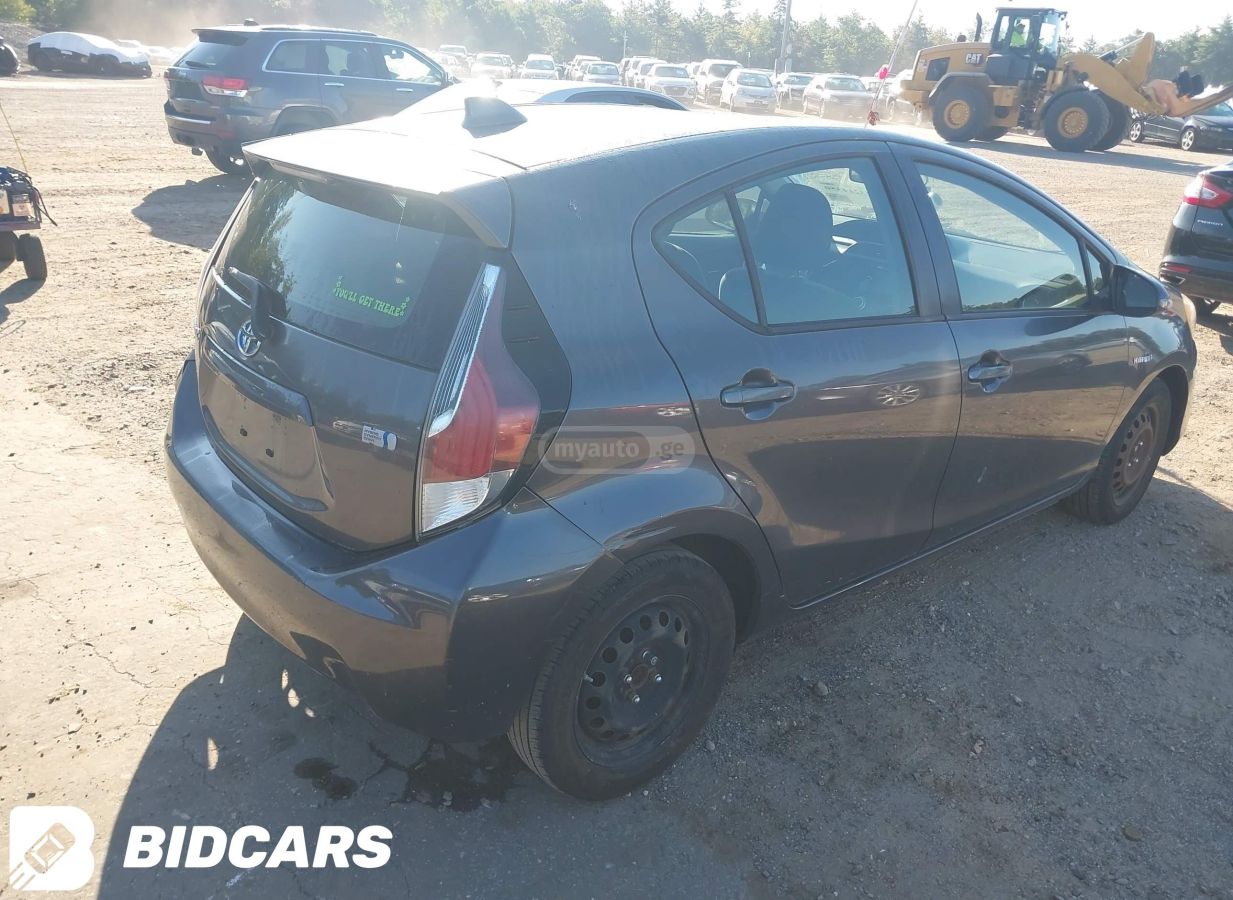 Toyota Prius C 2015 — photo 2