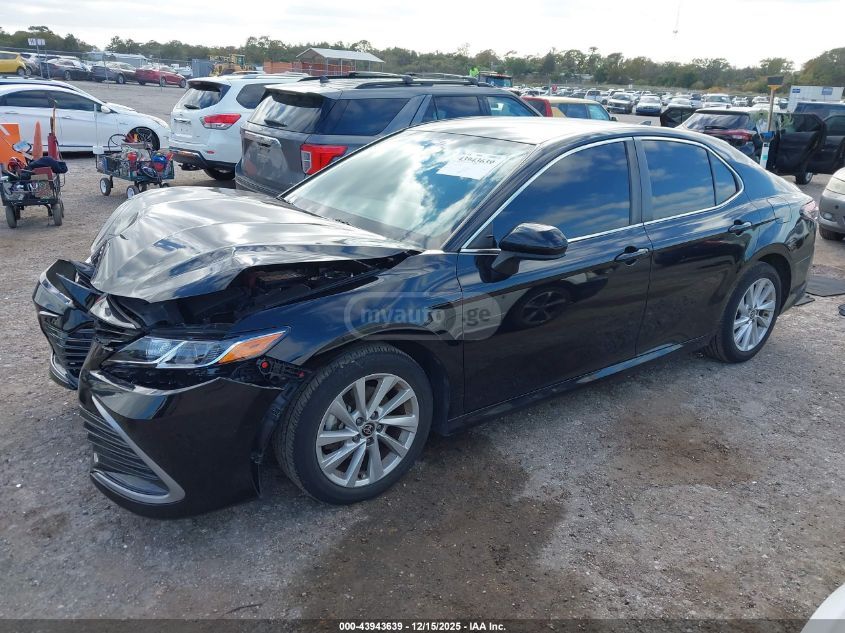 Toyota Camry 2021 — photo 2