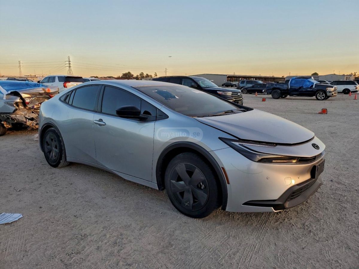 Toyota Prius 2023 — photo 2