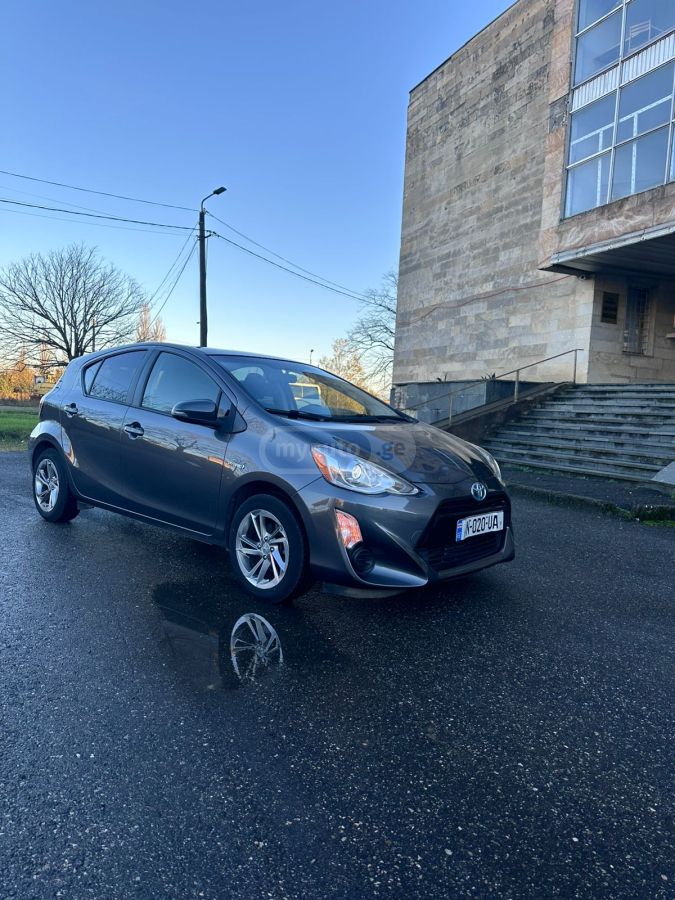 Toyota Prius C 2015 — photo 2