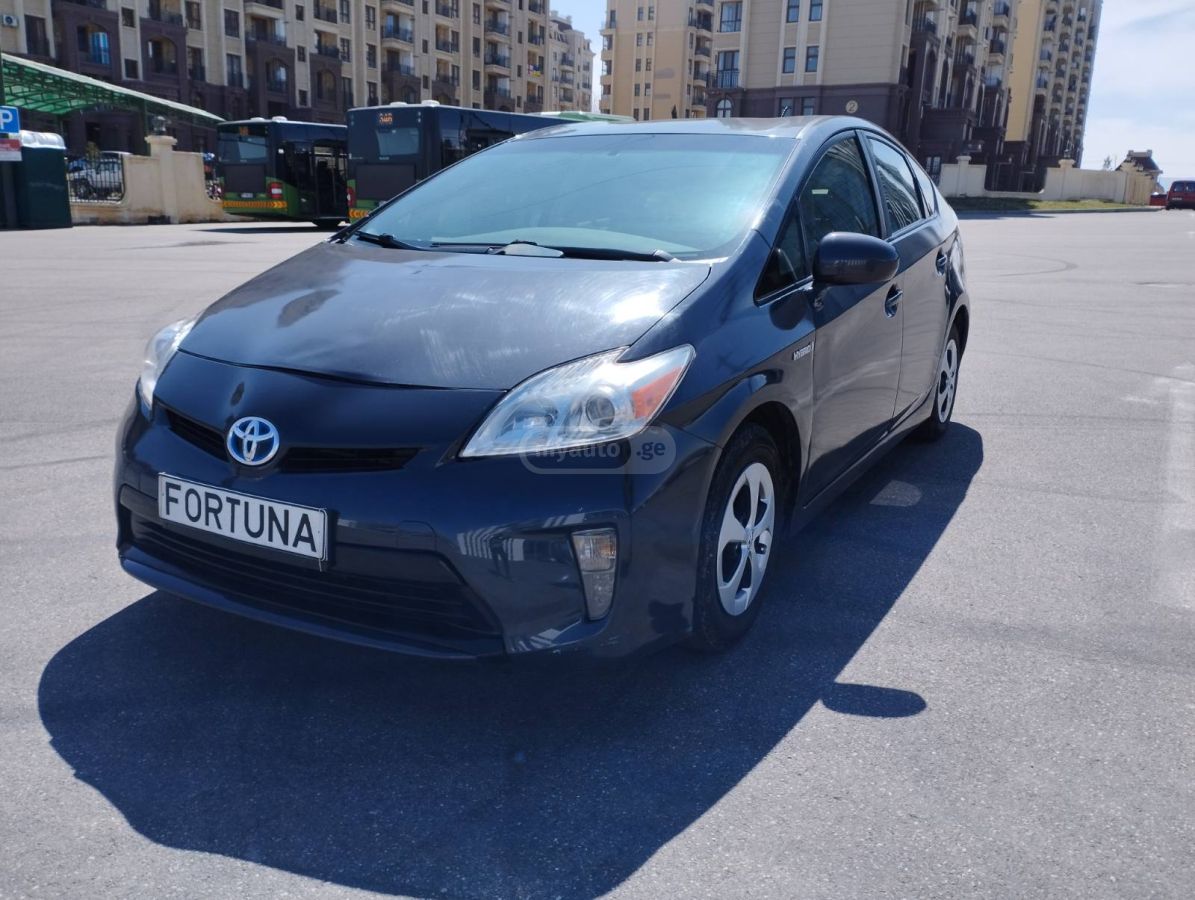Toyota Prius 2015 — photo 2