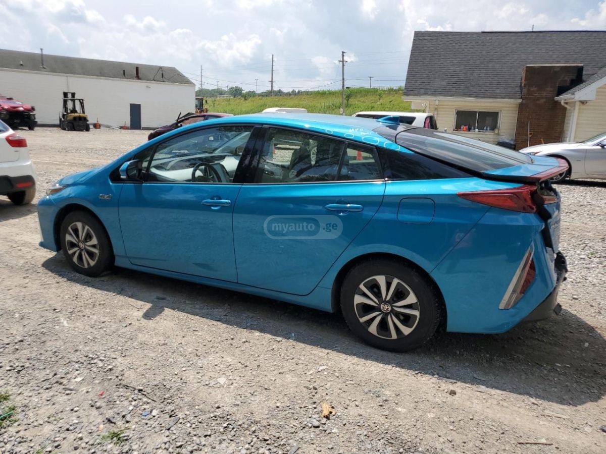 Toyota Prius 2018 — photo 2
