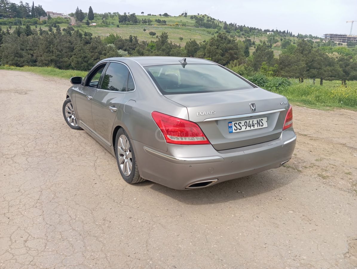 Hyundai Genesis 2009 — photo 2