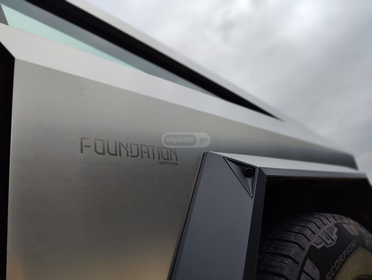Tesla Cybertruck 2024 — photo 2