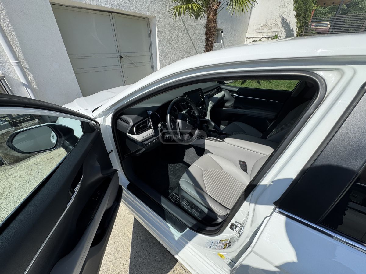 Toyota Camry 2023 — photo 2