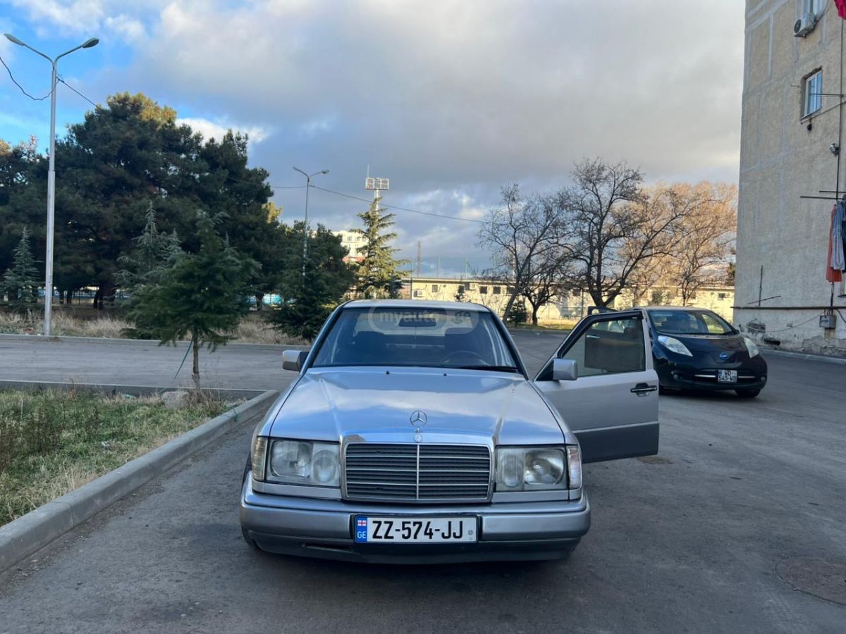 Mercedes-Benz E 210 1986 — photo 2