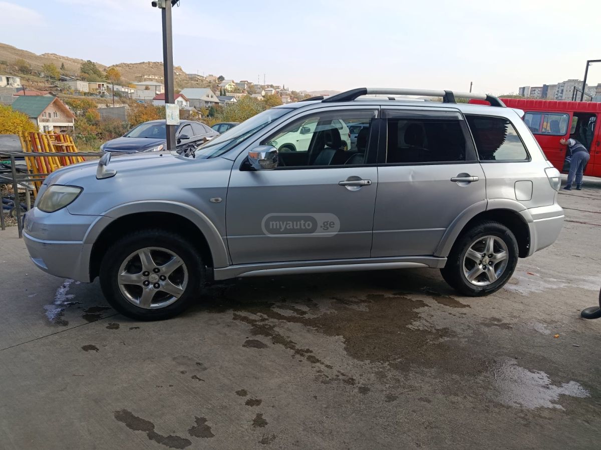 Mitsubishi Airtrek 2005 — photo 2