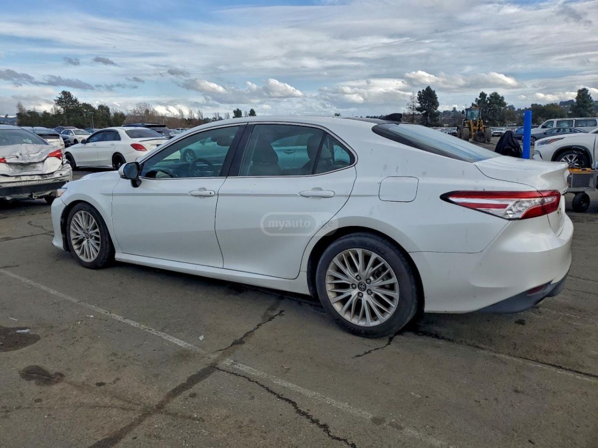 Toyota Camry 2018 — photo 2