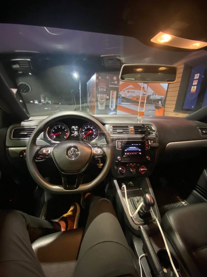 Volkswagen Jetta 2017 — photo 2