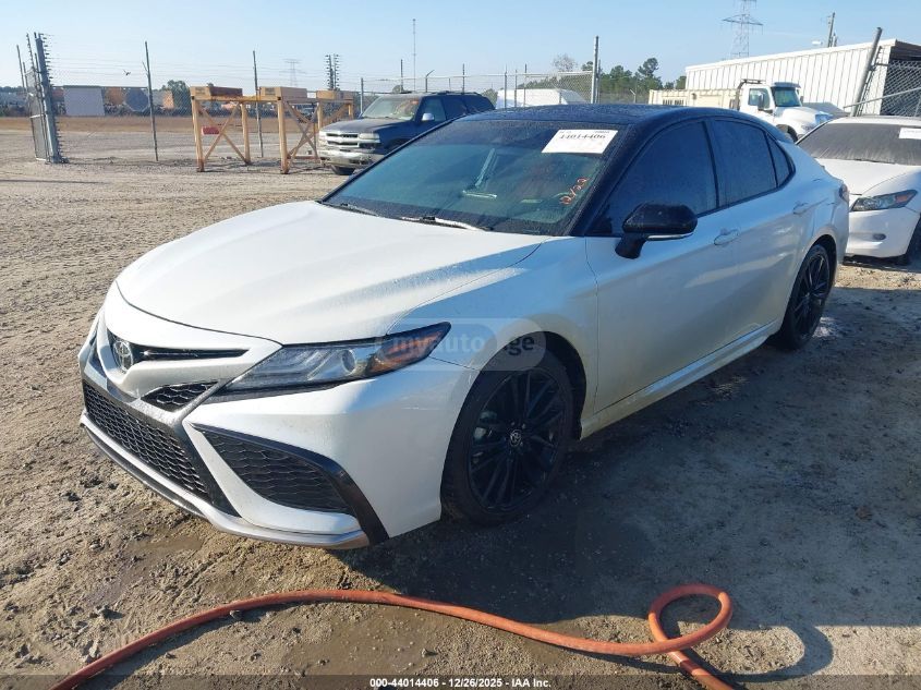 Toyota Camry 2022 — photo 2