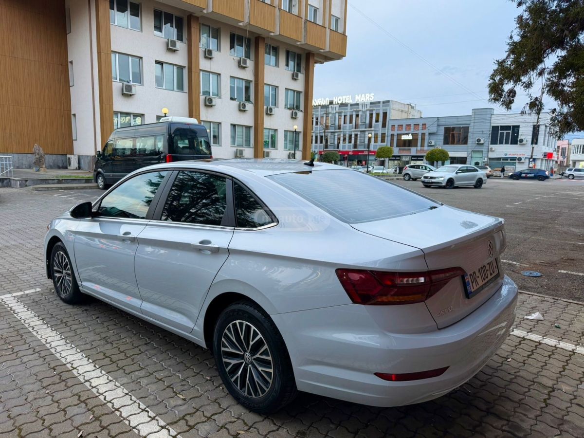 Volkswagen Jetta 2018 — photo 2