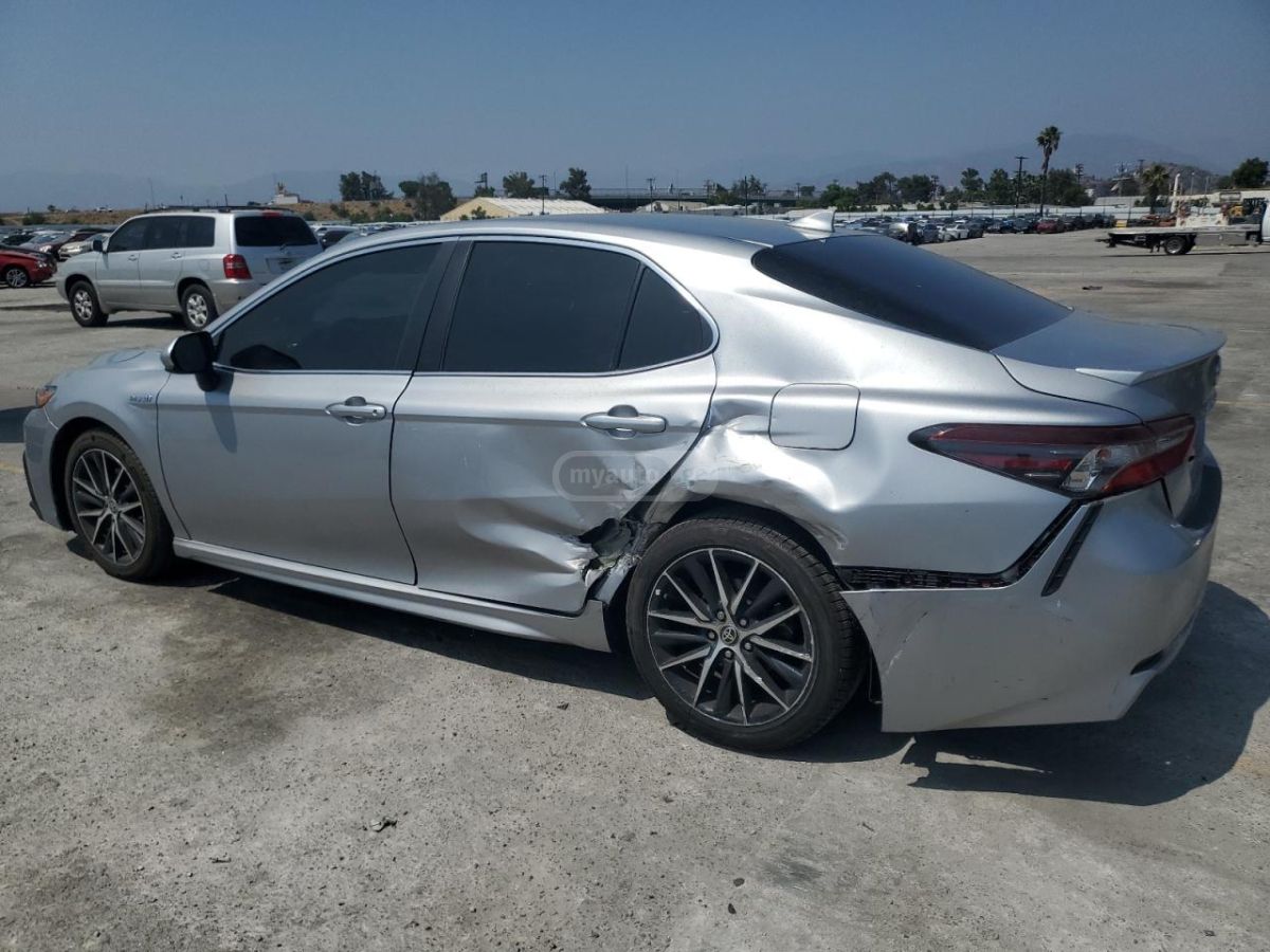 Toyota Camry 2021 — photo 2