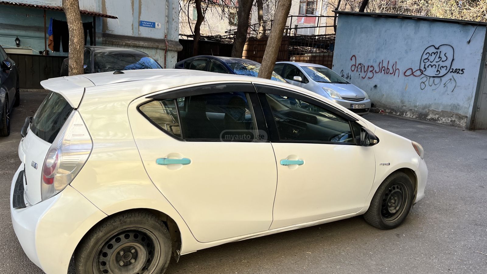 Toyota Prius C 2013 — photo 2