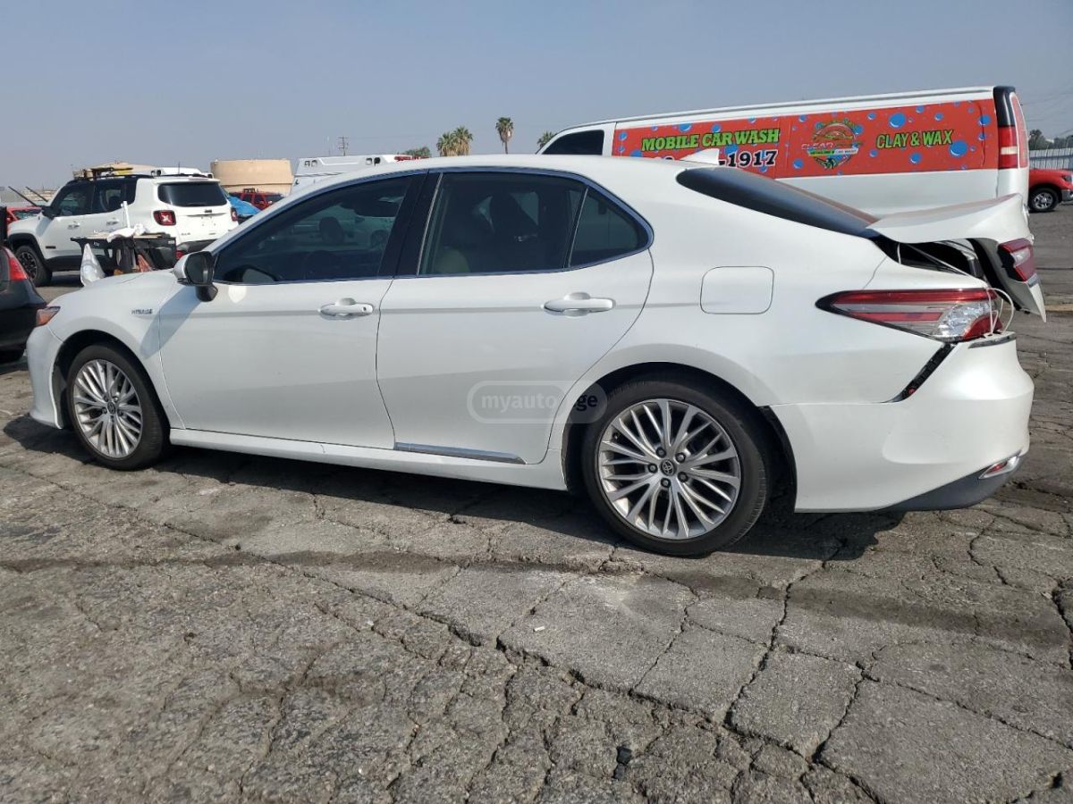Toyota Camry 2020 — photo 2