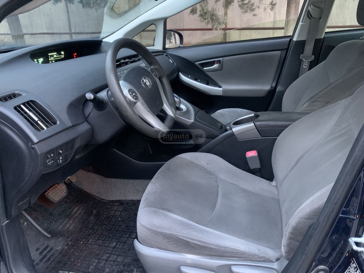 Toyota Prius 2013 — photo 2