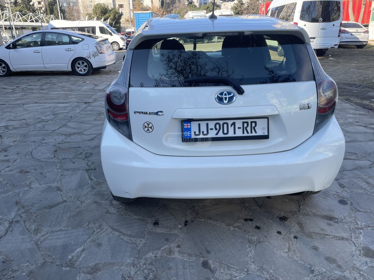 Toyota Prius C 2013 — photo 2
