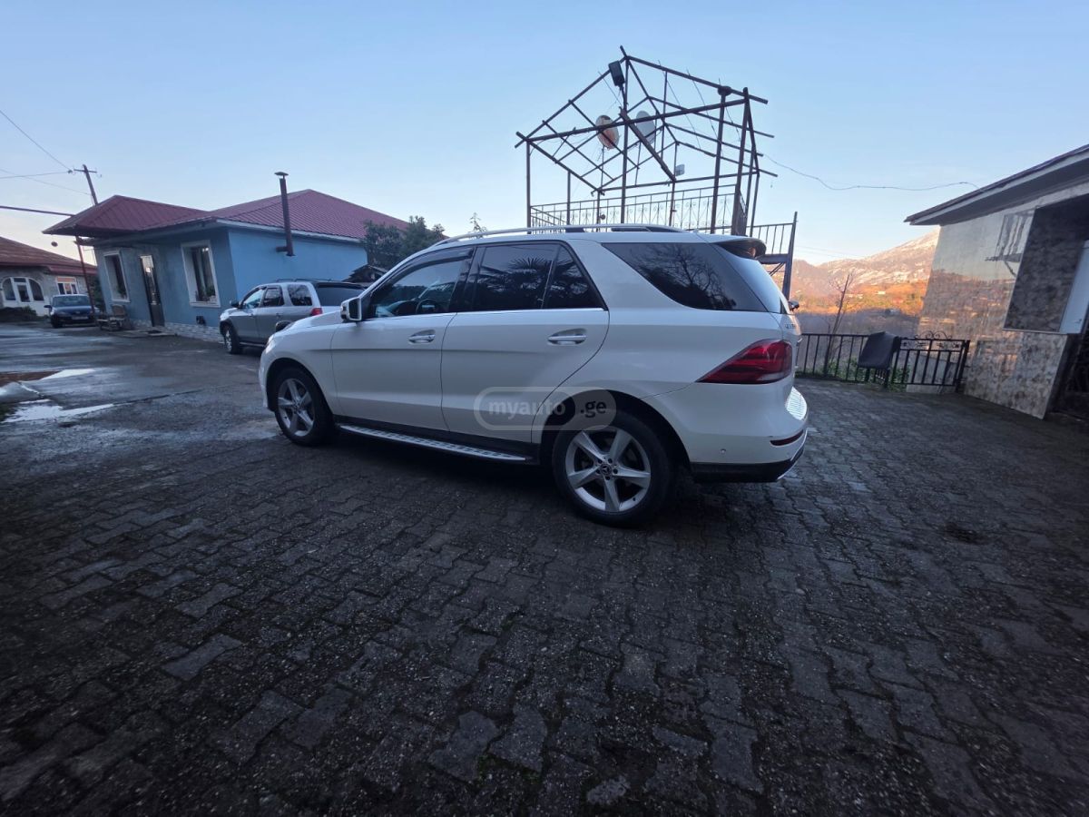 Mercedes-Benz GLE 350 2017 — photo 2