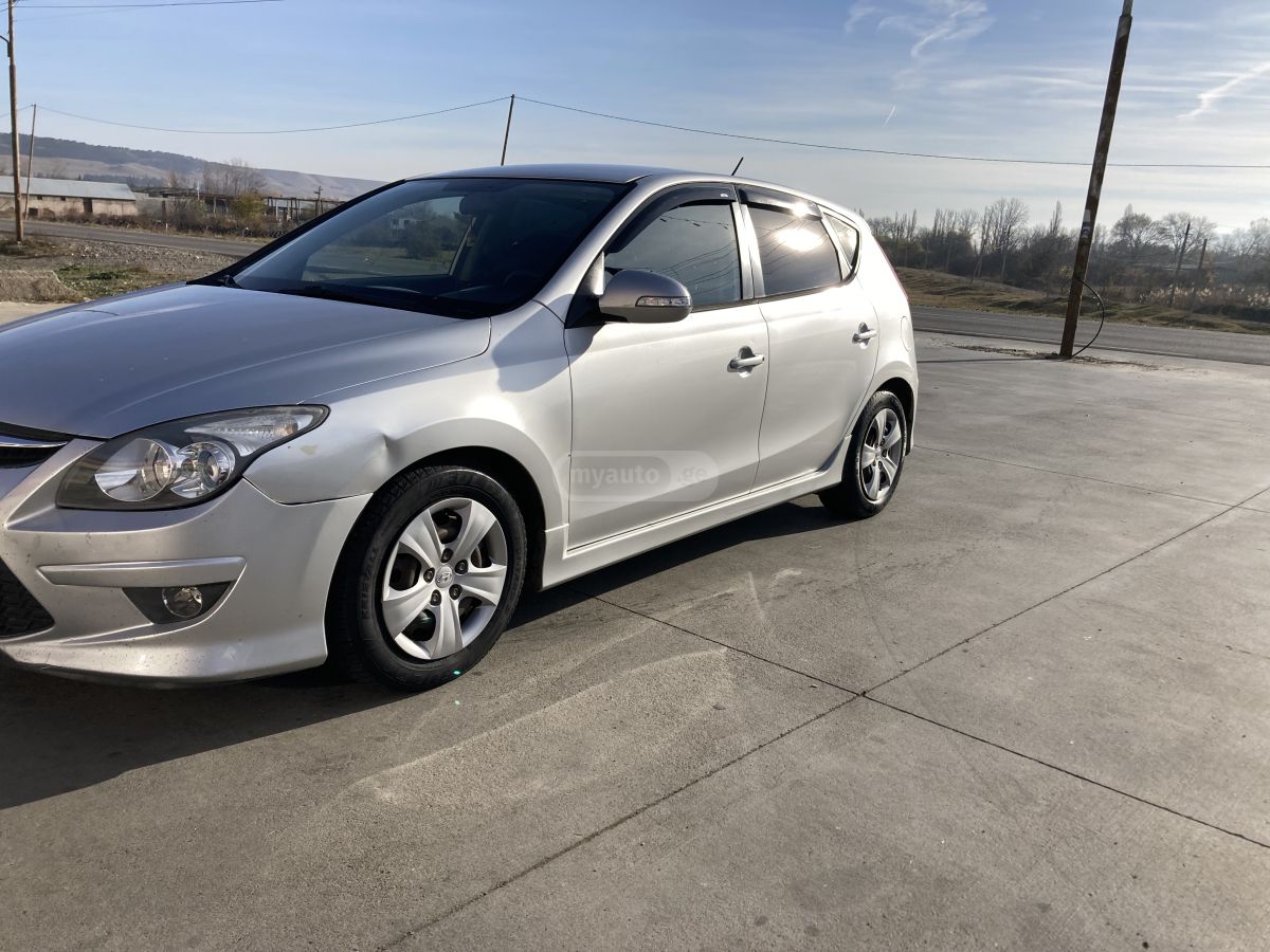 Hyundai i 30 2011 — photo 2