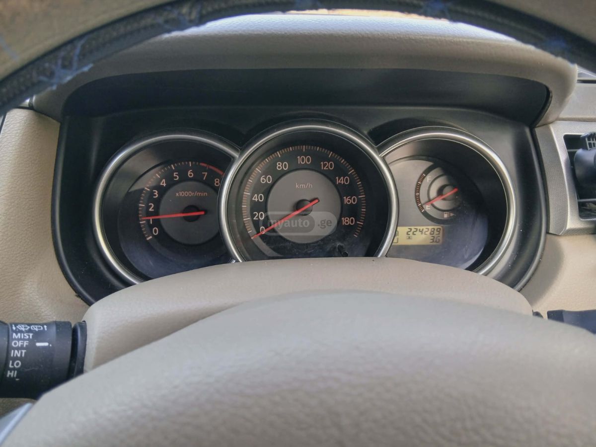 Nissan Tiida 2005 — photo 2