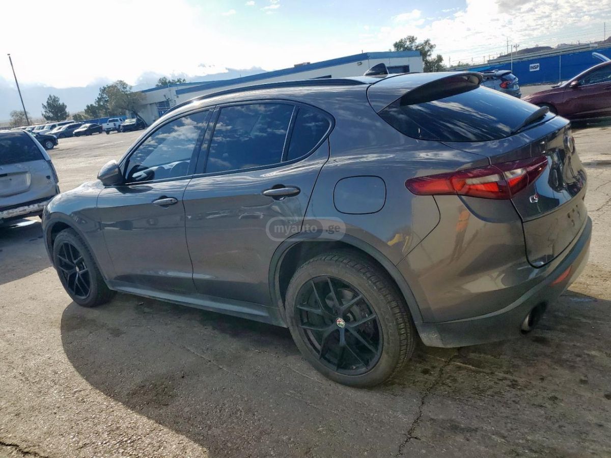 Alfa Romeo Stelvio 2018 — photo 2