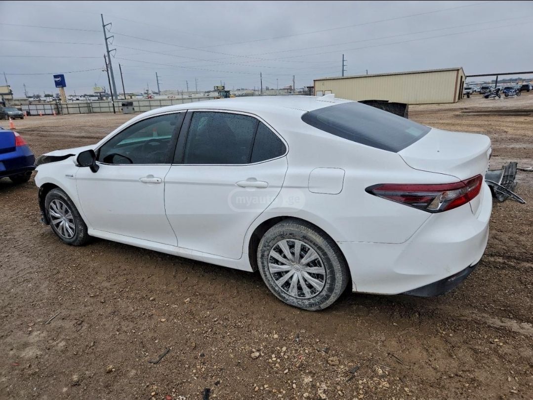 Toyota Camry 2021 — photo 2