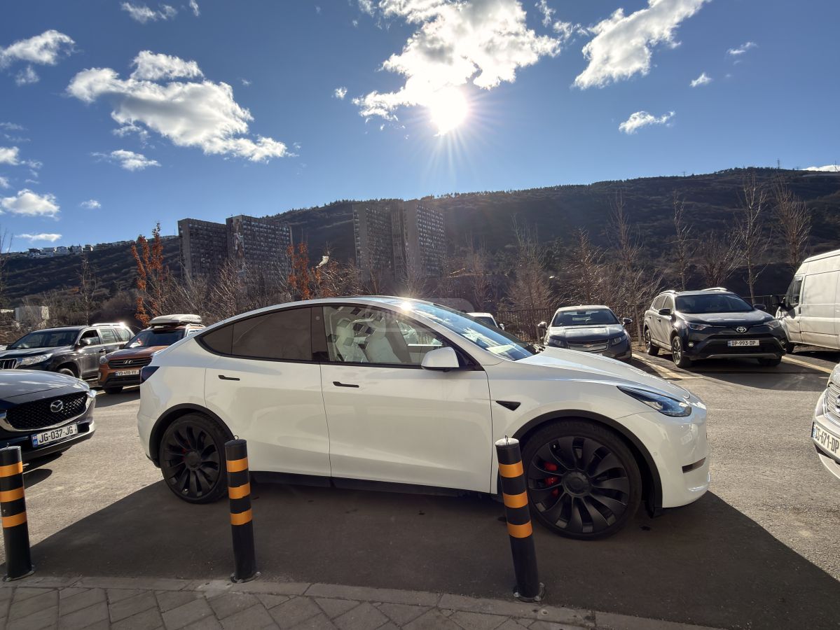 Tesla Model Y 2021 — photo 2