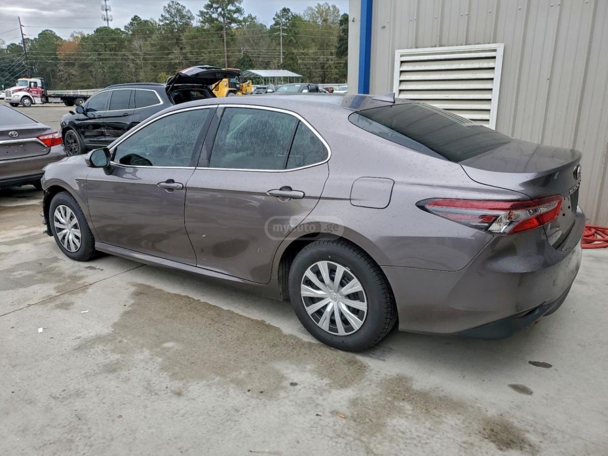 Toyota Camry 2021 — photo 2