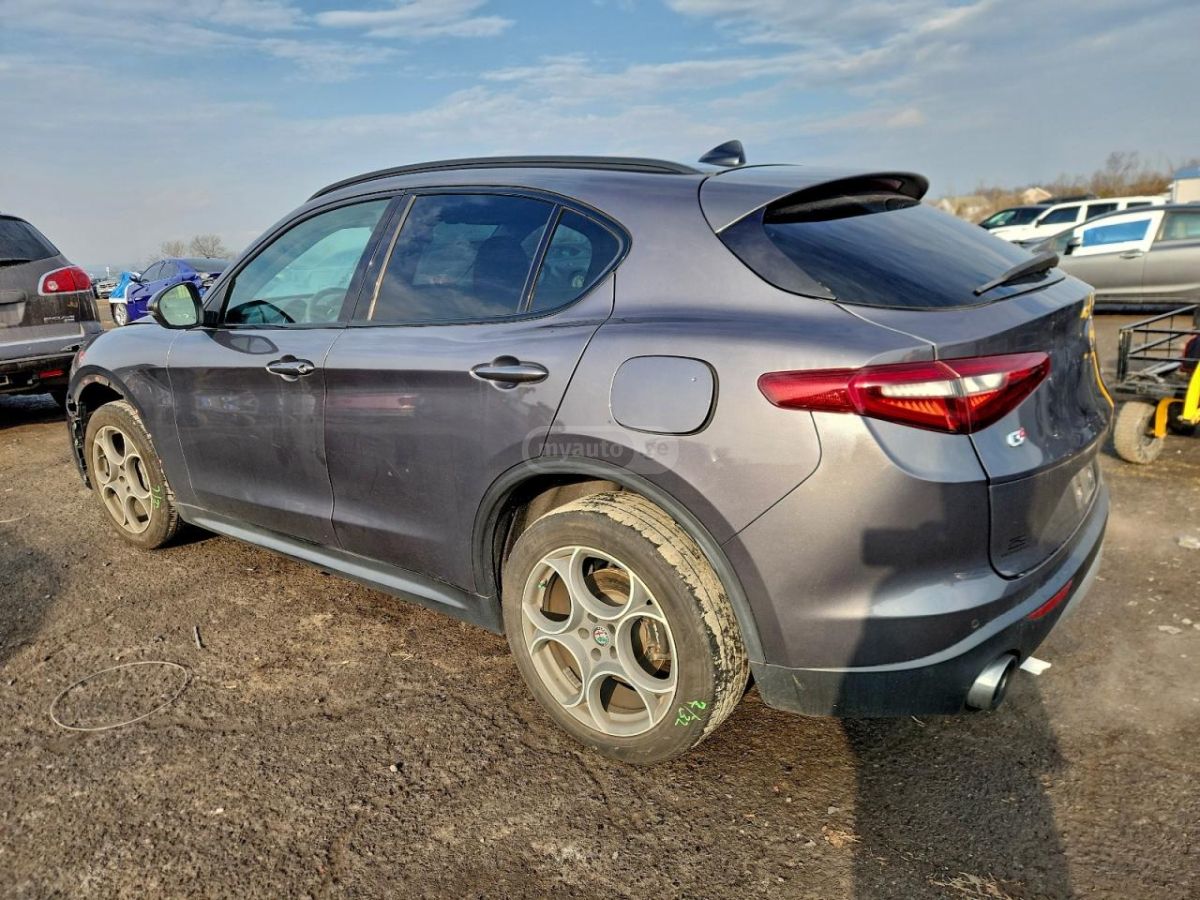 Alfa Romeo Stelvio 2018 — photo 2