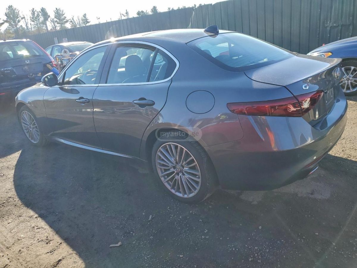Alfa Romeo Giulia 2017 — photo 2