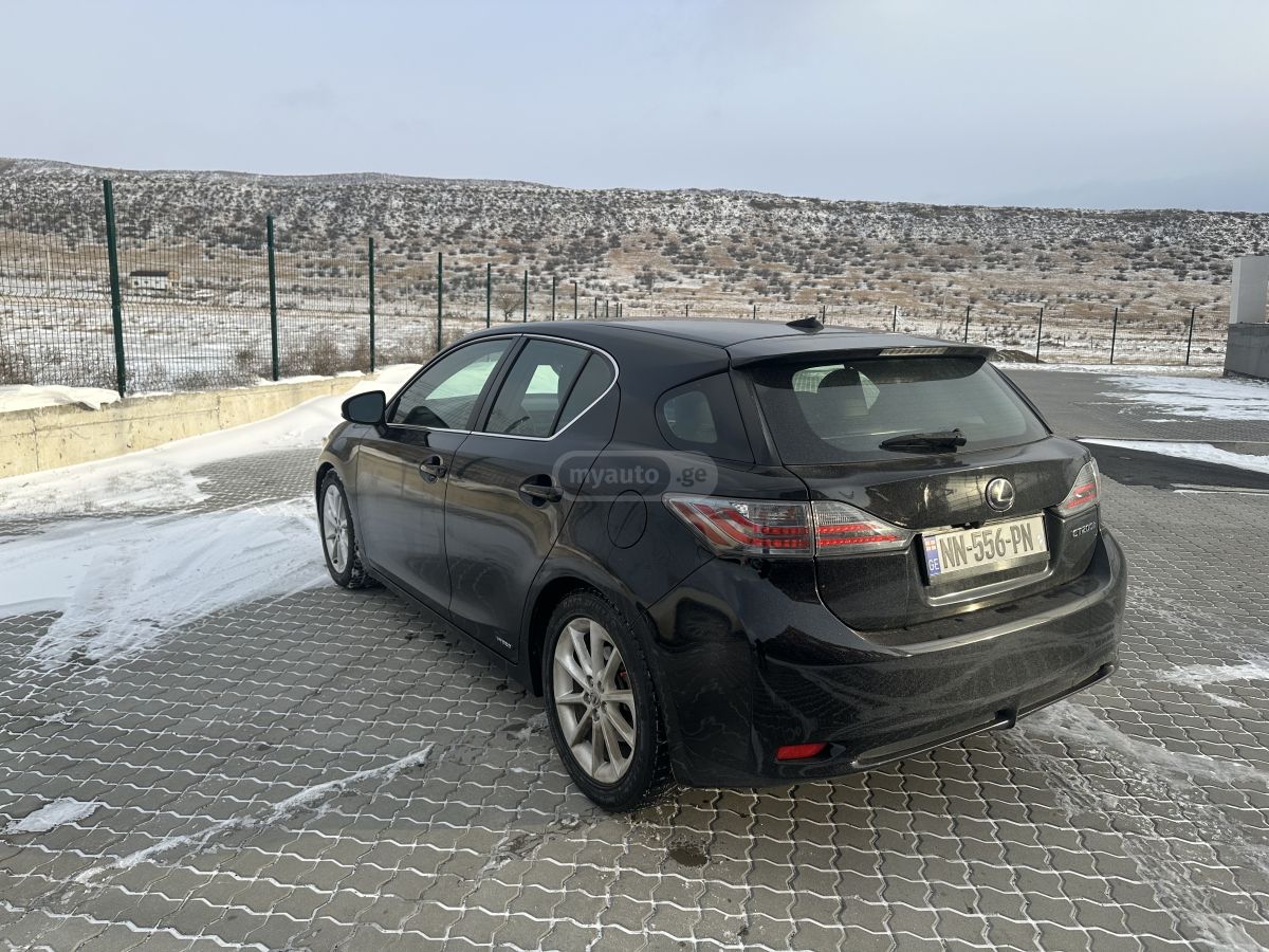 Lexus CT 200 h 2011 — photo 2