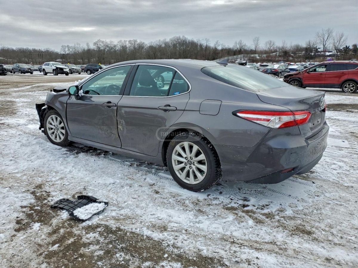 Toyota Camry 2020 — photo 2