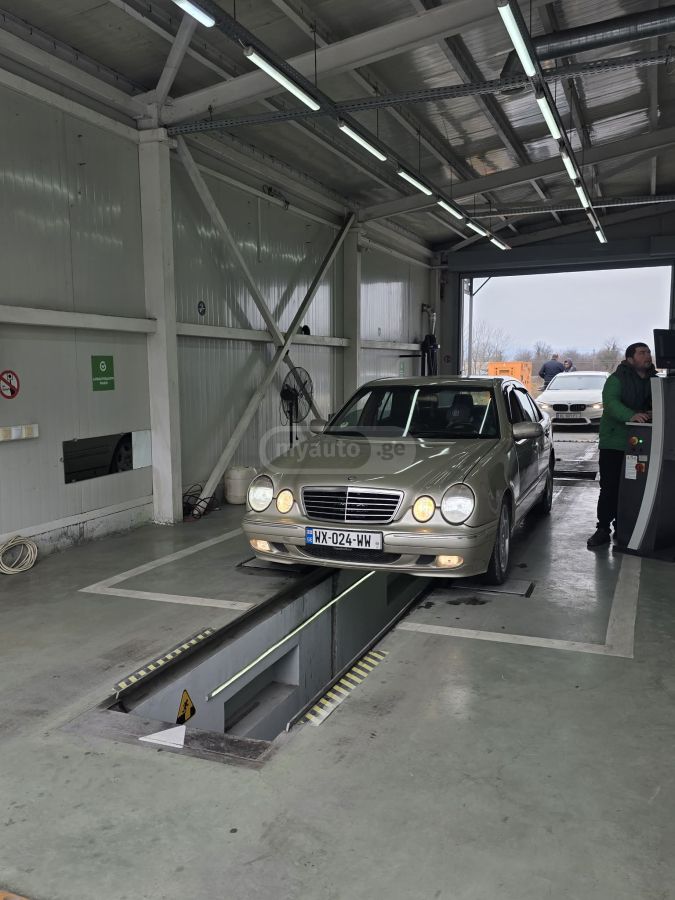 Mercedes-Benz E 210