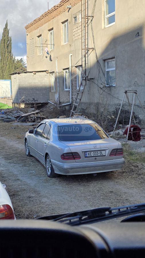 Mercedes-Benz E 320