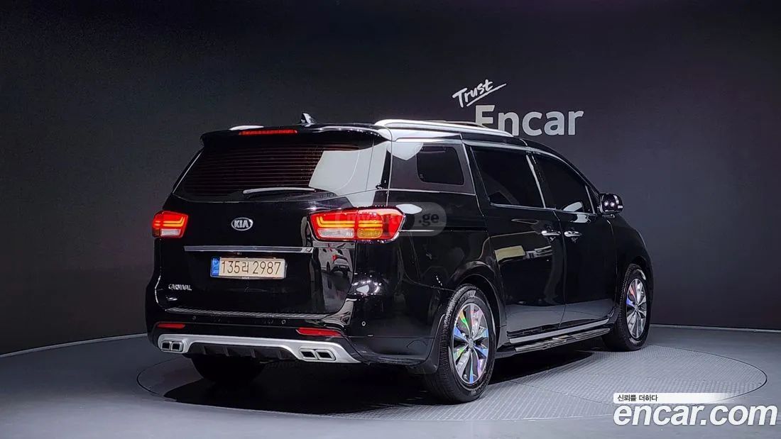 Kia Sedona 2017 — photo 2