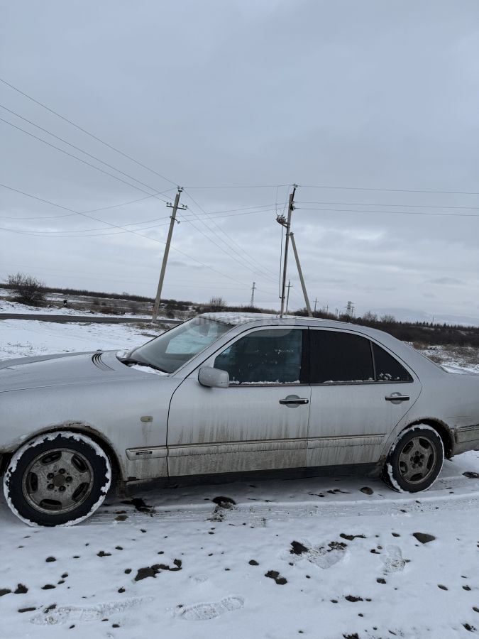 Mercedes-Benz E 220 1999 — photo 2