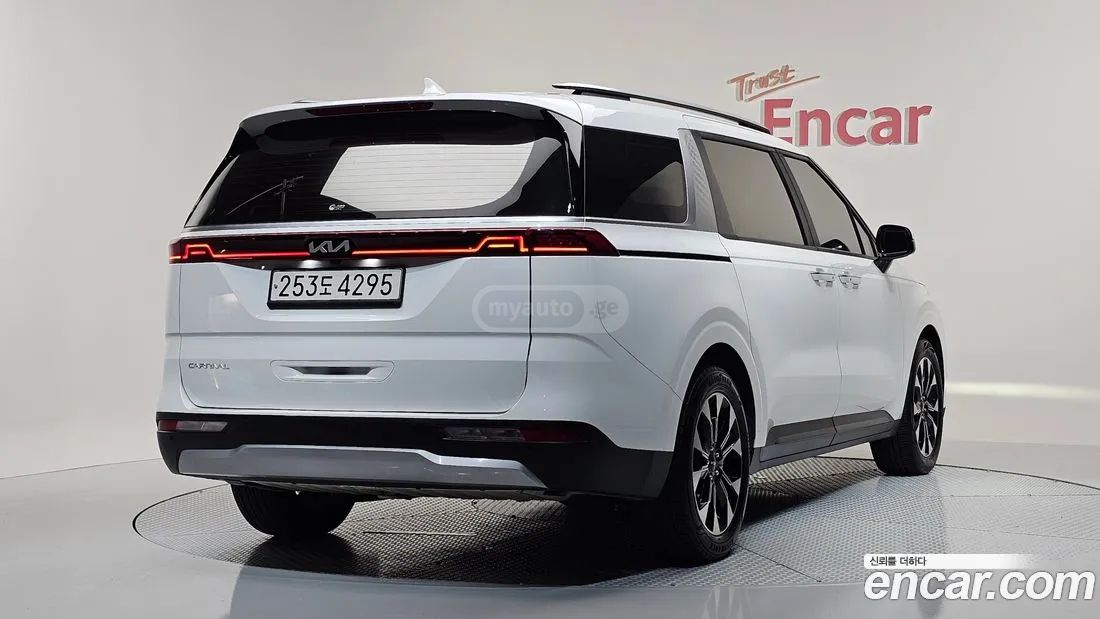 Kia Sedona 2023 — photo 2