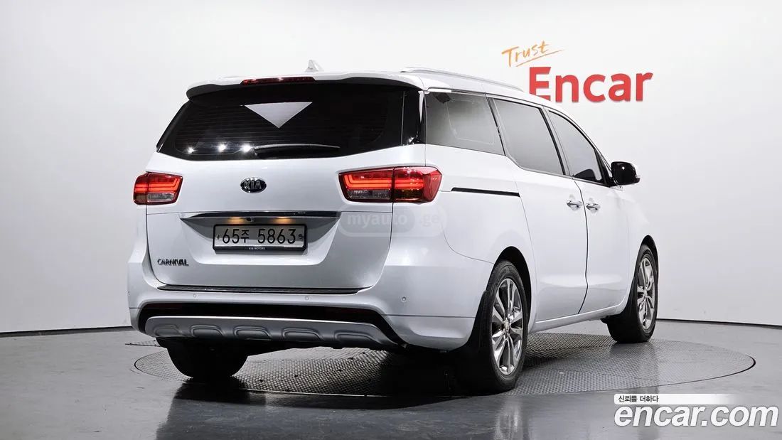 Kia Sedona 2018 — photo 2