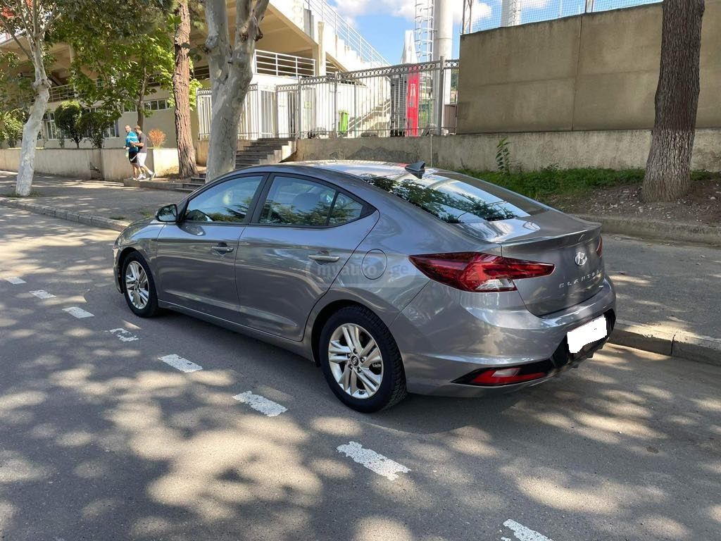 Hyundai Elantra 2019 — photo 2